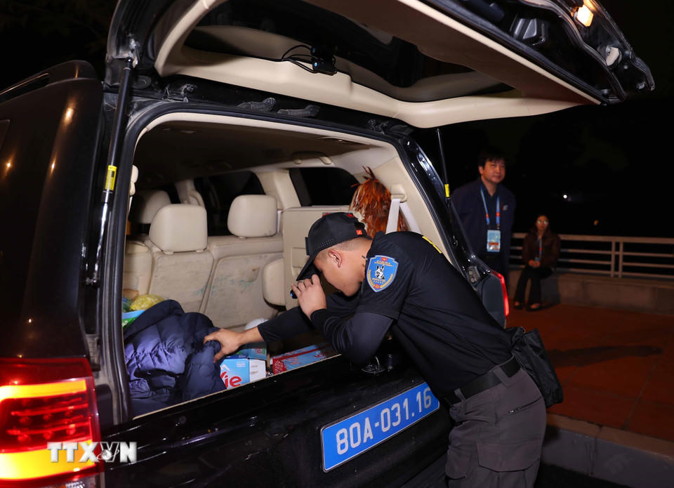 Lực lượng an ninh kiểm tra toàn bộ các phương tiện vào Trung tâm Hội nghị Quốc gia. (Ảnh: TTXVN)