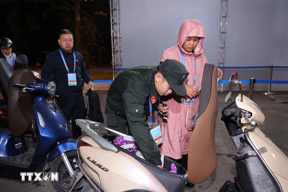 Lực lượng an ninh kiểm tra toàn bộ các phương tiện vào Trung tâm Hội nghị Quốc gia. (Ảnh: TTXVN)