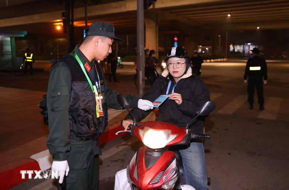 Lực lượng an ninh kiểm tra toàn bộ các phương tiện vào Trung tâm Hội nghị Quốc gia. (Ảnh: TTXVN)