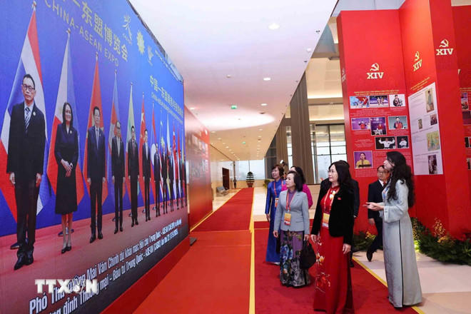 Đại biểu tham quan trưng bày ảnh của Thông tấn xã Việt Nam. (Ảnh: TTXVN).