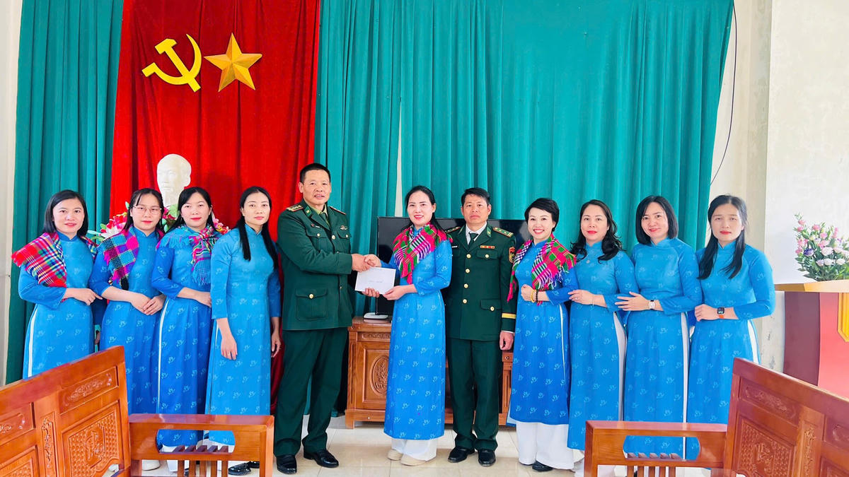 Hội LHPN tỉnh Tuyên Quang thăm và tặng quà Đồn Biên phòng Lũng Cú. Ảnh: X.T
