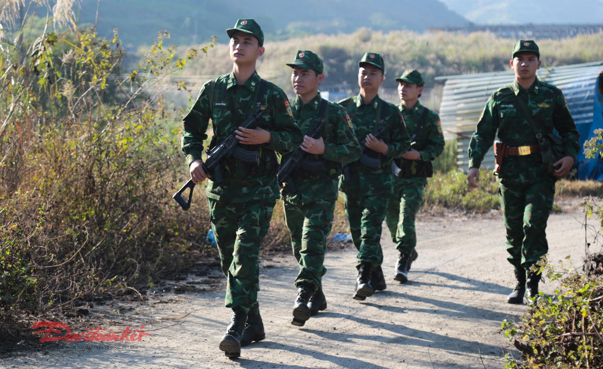 Các chiến sĩ thực hiện nhiệm vụ tuần tra biên giới. Ảnh: Hân Nguyễn.