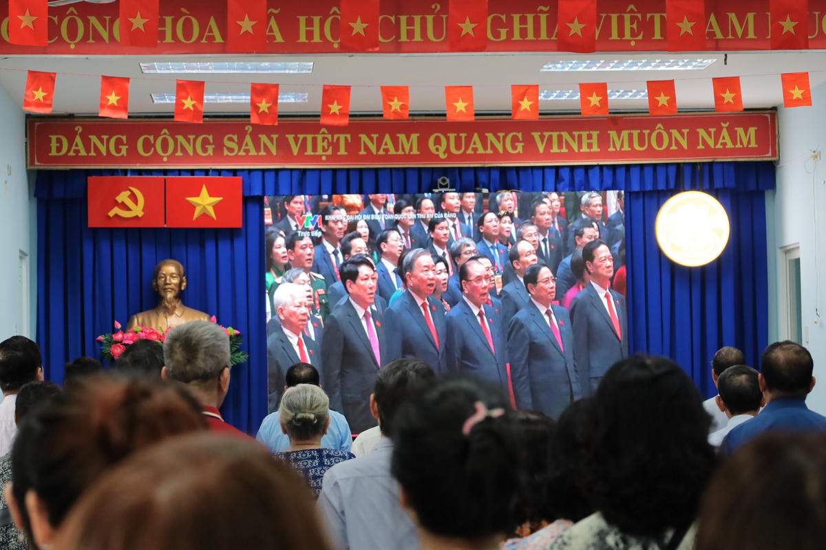 Người dân TP Hồ Chí Minh theo dõi khai mạc Đại hội XIV của Đảng qua màn hình lớn được đặt tại nhiều điểm trên địa bàn. Ảnh: T.L