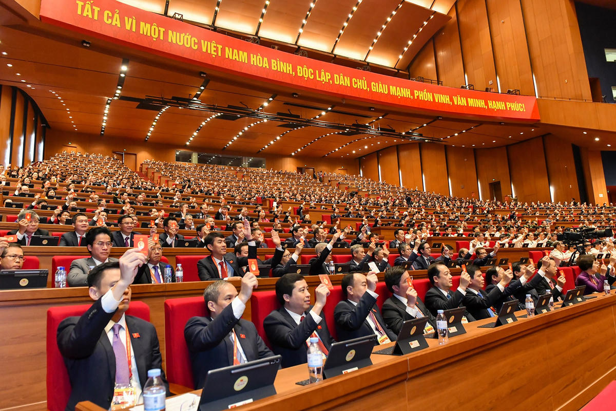 Các đại biểu biểu quyết tại Đại hội