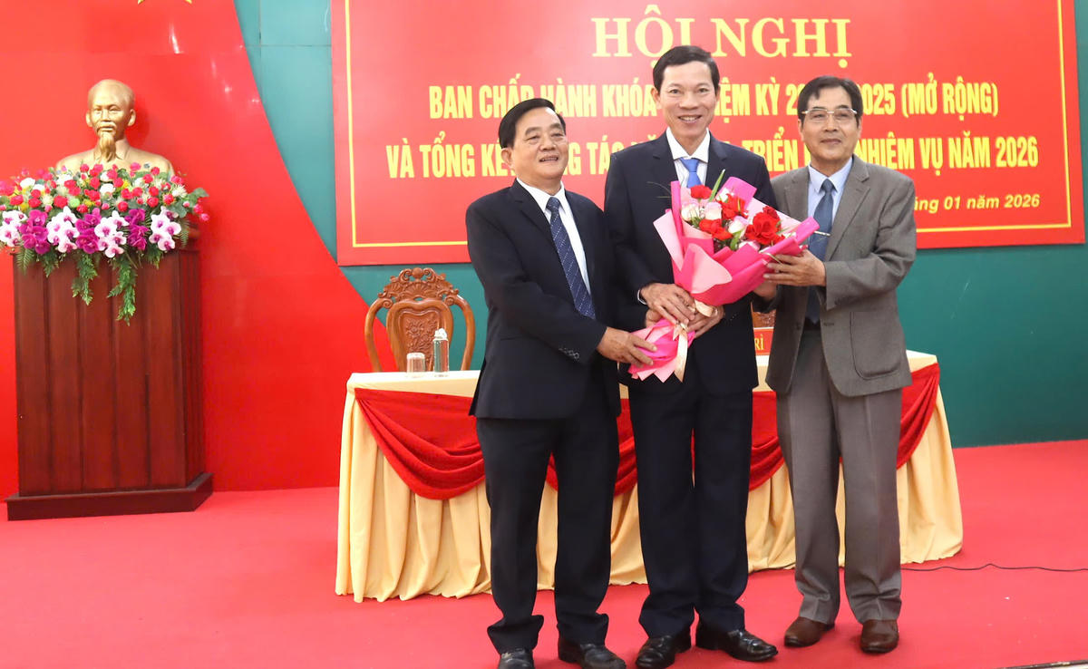 Lãnh đạo tỉnh Quảng Ngãi tặng hoa chúc mừng ông Võ Thanh An (ở giữa) giữ chức&nbsp;Chủ tịch Hội Khuyến học tỉnh Quảng Ngãi. Ảnh: CV.