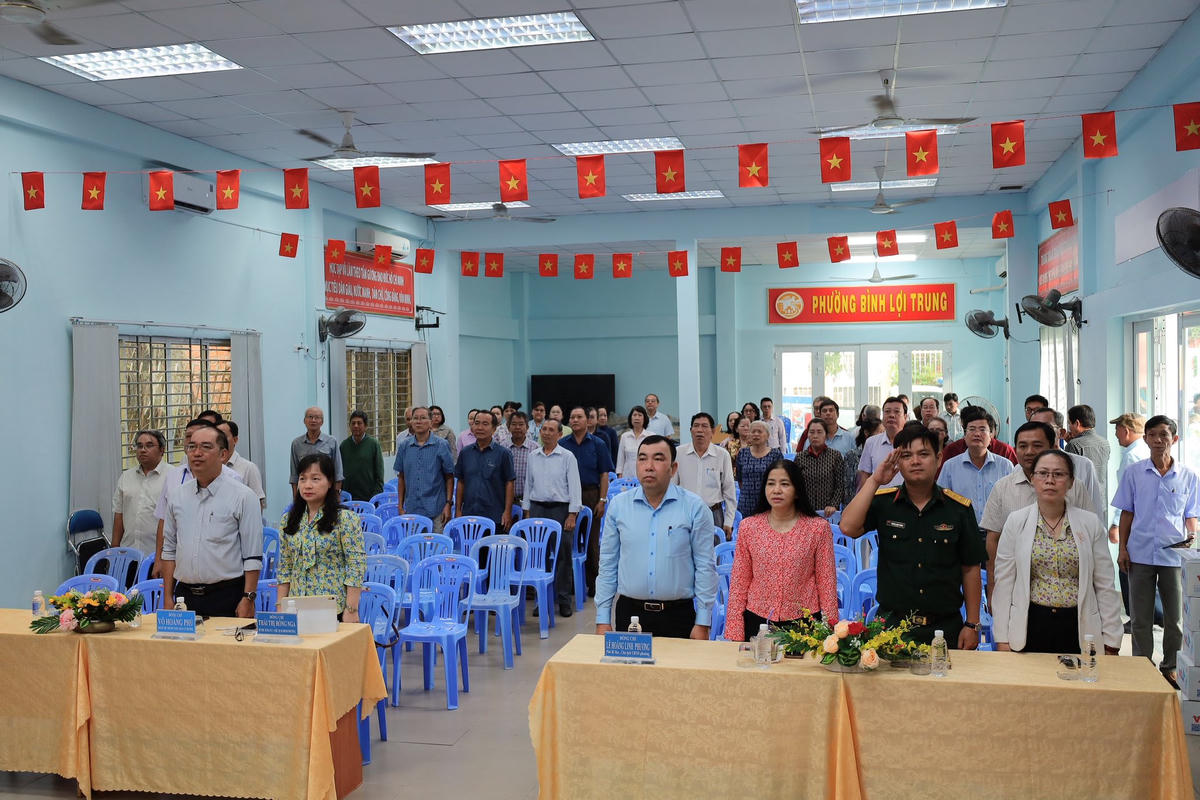 Người dân TP Hồ Chí Minh háo hức theo dõi trực tiếp khai mạc Đại hội XIV của Đảng