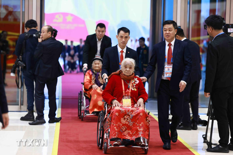 Các đại biểu Mẹ Việt Nam Anh hùng đến dự phiên khai mạc Đại hội XIV của Đảng. (Nguồn: TTXVN)