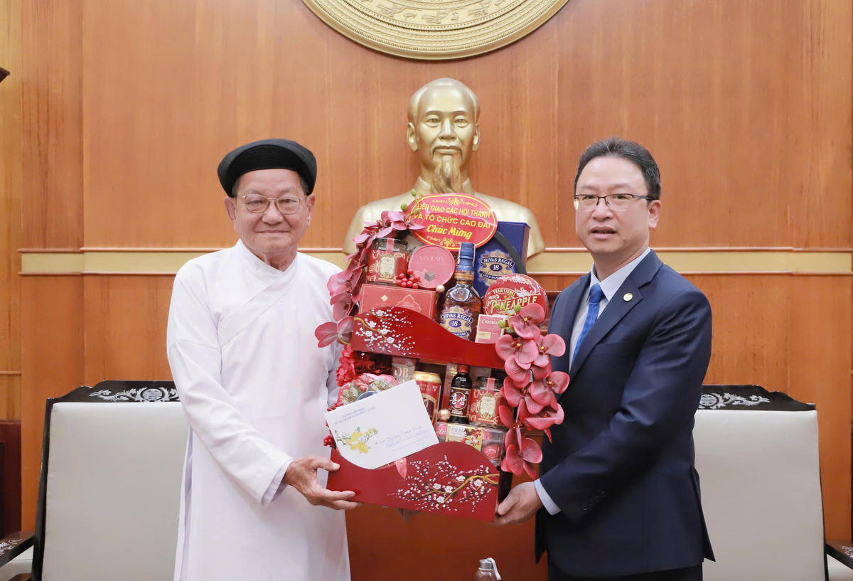 Đại diện Đoàn đại biểu các Hội thánh Cao Đài do Đầu Sư Thái Tăng Tinh Trần Đức Tăng làm Trưởng đoàn chúc Tết UBTƯ MTTQ Việt Nam. Ảnh: Thế Quảng.