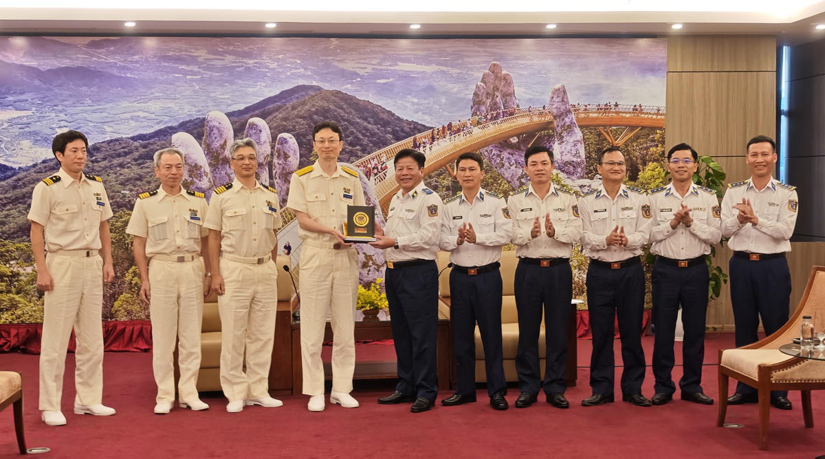 Thiếu tướng Trần Quang Tuấn, Tư lệnh Vùng Cảnh sát biển 2 tặng quà lưu niệm Phó Tư lệnh Lực lượng Bảo vệ bờ biển Nhật Bản cùng đoàn công tác. Ảnh: CV.