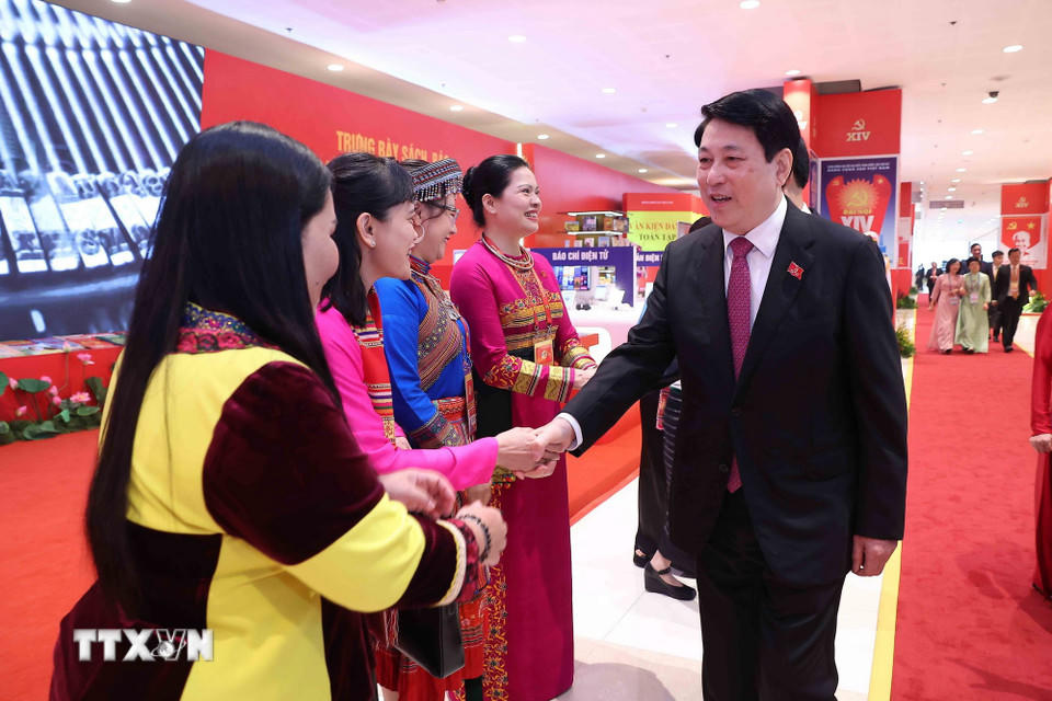 Chủ tịch nước Lương Cường với các nữ đại biểu dự Đại hội. (Ảnh: TTXVN)