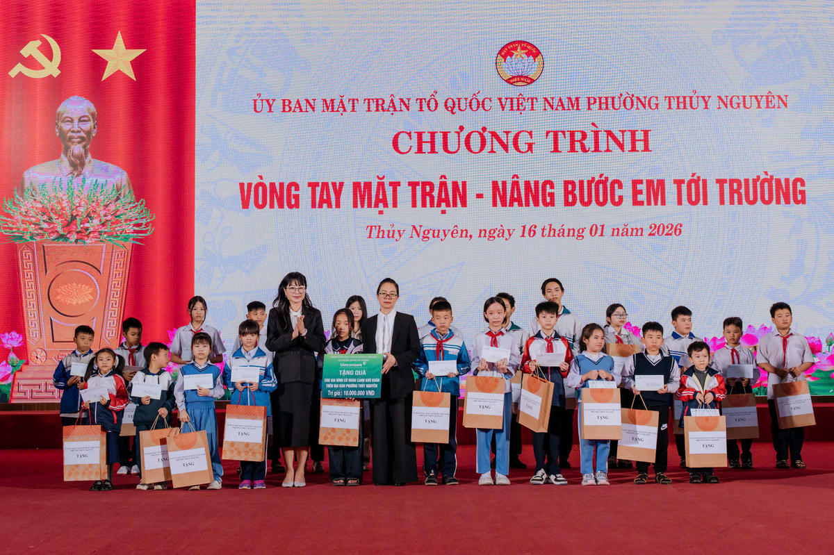 Lãnh đạo phường Thủy Nguyên và đại diên nhà tài trợ trao tặng 23 suất quà cho học sinh có hoàn cảnh khó khăn trên địa bàn. Ảnh: PM.