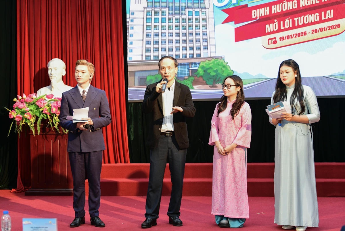 Các diễn giả trao đổi tại hội thảo.