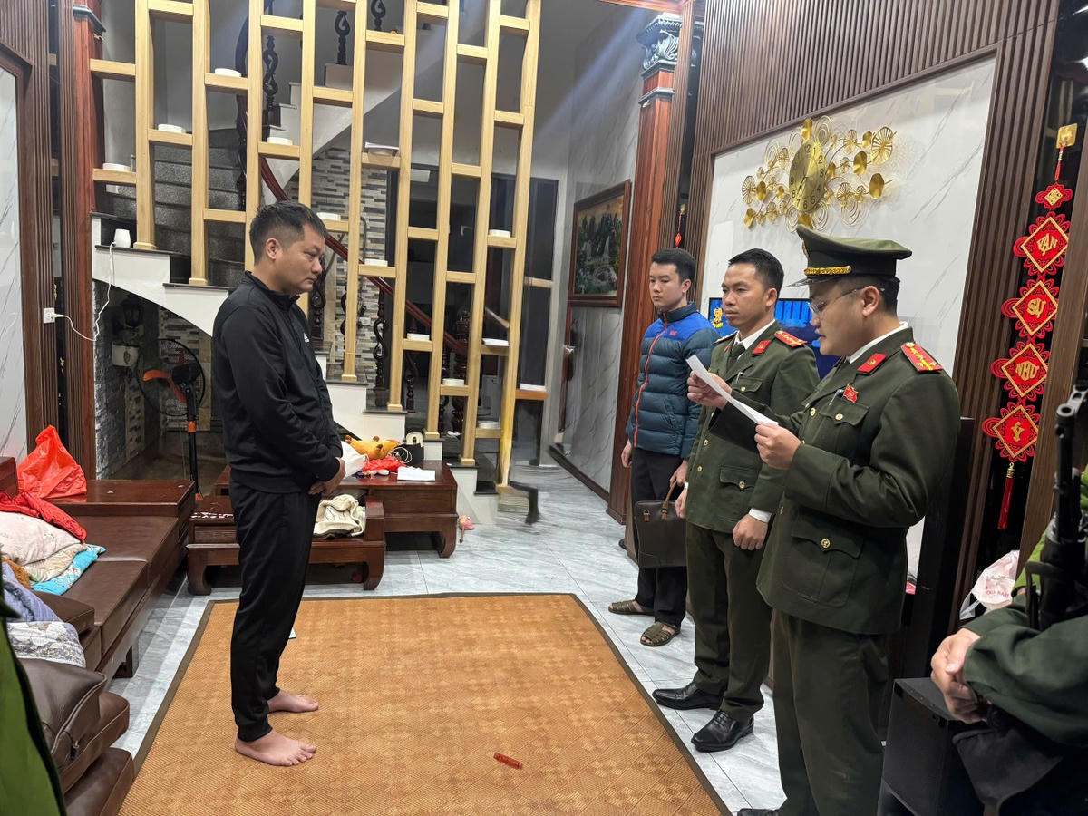 Cơ quan An ninh điều tra Công an tỉnh Quảng Trị thi hành lệnh khám xét nơi ở của Nguyễn Văn Chung. Ảnh: CAQT