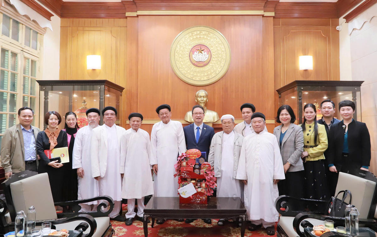 Ông Nguyễn Văn Thanh - Trưởng Ban Dân tộc và Tôn giáo Cơ quan UBTƯ MTTQ Việt Nam chụp ảnh lưu niệm với đoàn. Ảnh: Thế Quảng.