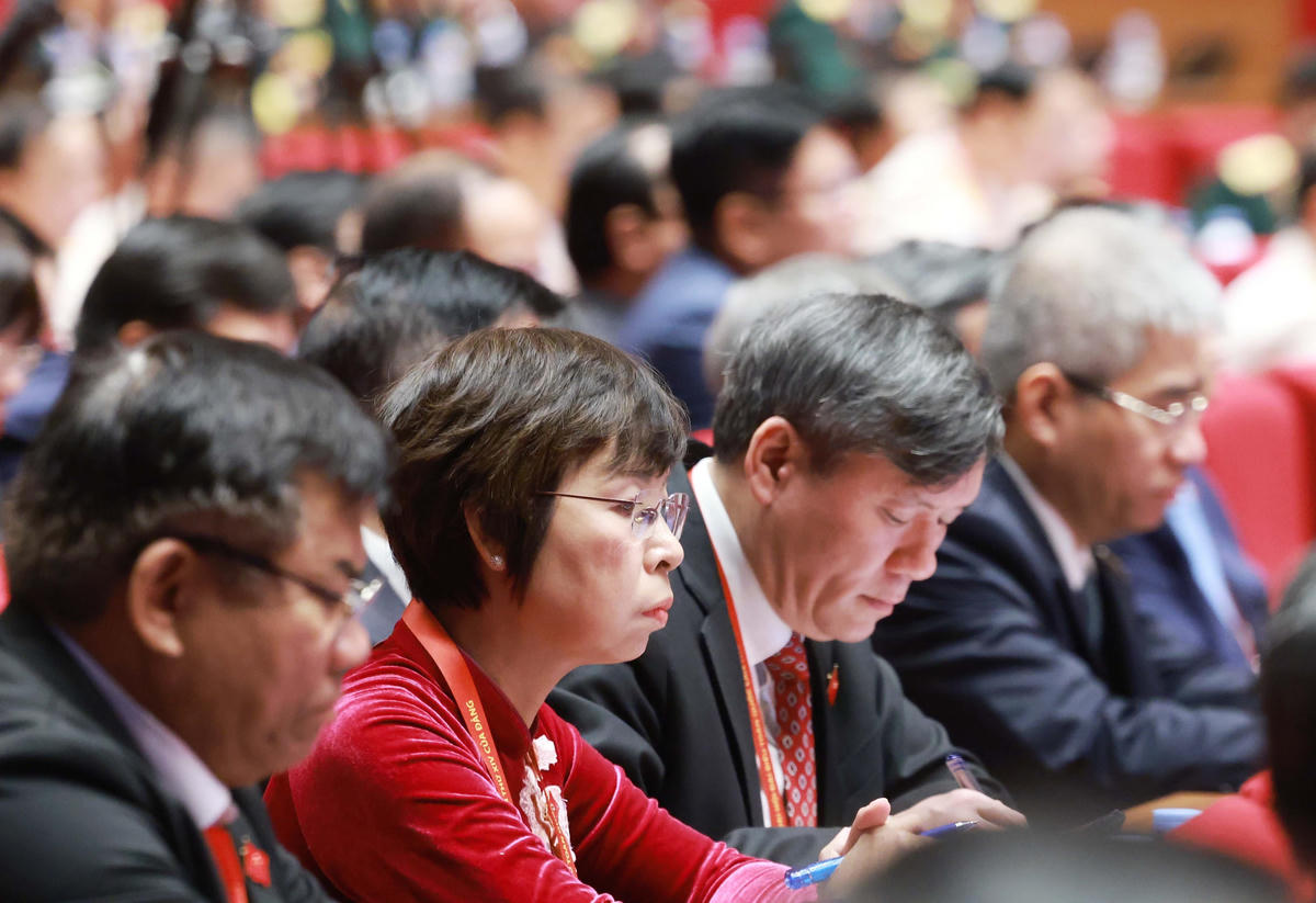 Các đại biểu dự phiên thảo luận tại hội trường về các văn kiện Đại hội.