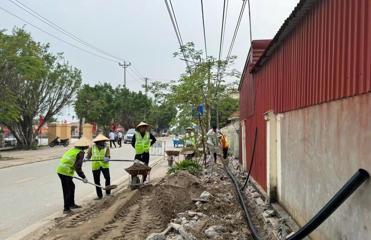 Công ty CP Cấp nước Hải Phòng triển khai Dự án lắp đặt hệ thống đường ống cấp nước sạch trên địa bàn khu vực Cấp Tiến, xã Tân Minh. Ảnh: CTV.&nbsp;
