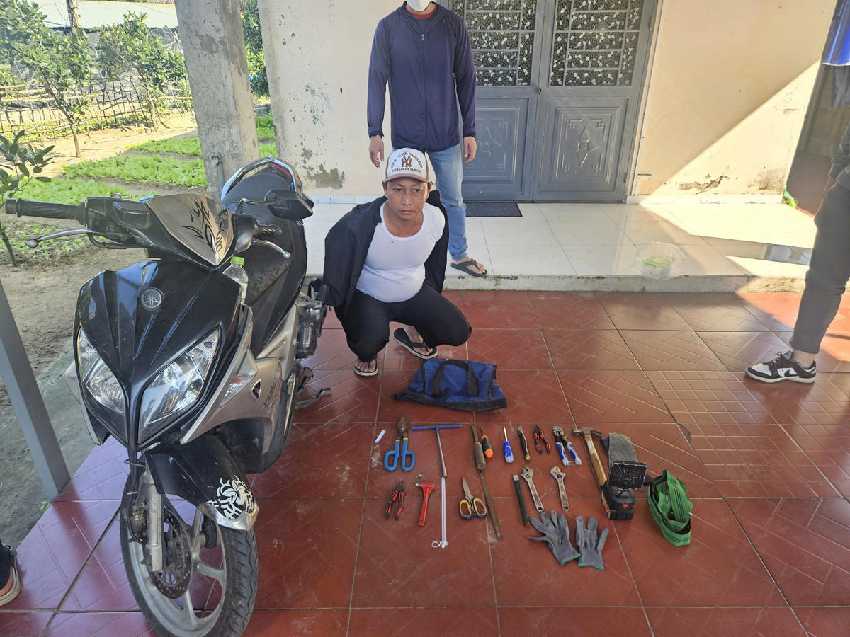 Đối tượng Trần Đại cùng tang vật gây án. Ảnh: CV.

