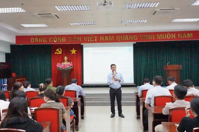 Đại diện BHXH tỉnh Đồng Nai trả lời các câu hỏi của DN tại Hội nghị đối thoại. Ảnh: Tiến Dũng