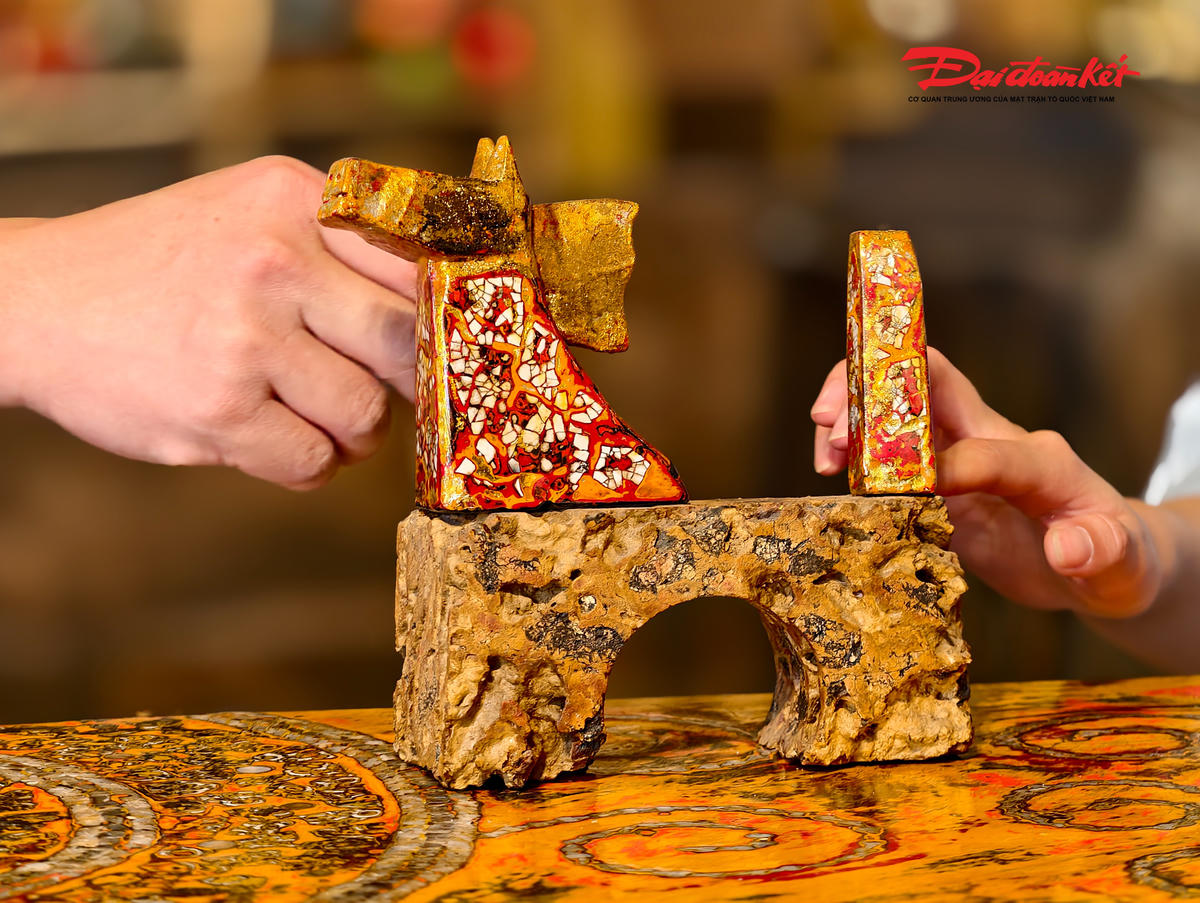 Bên cạnh bộ bàn ghế “Bát Mã Truy Phong”, nghệ nhân Nguyễn Tấn Phát còn giới thiệu nhiều tác phẩm khác cùng chủ đề ngựa, kết hợp tinh tế giữa đá ong – vật liệu đặc trưng của vùng thành cổ Sơn Tây – với gỗ và nghệ thuật sơn mài. Đây được xem là hướng đi táo bạo, bởi đá ong vốn gợi cảm giác cứng rắn, thô mộc, giàu hình khối và nặng về vật chất.