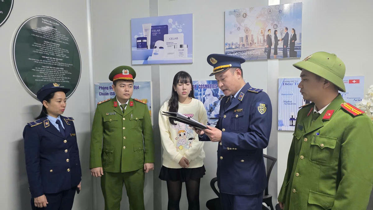 Phòng Cảnh sát kinh tế Công an tỉnh Quảng Ninh chủ trì, phối hợp với Đội QLTT số 1 (Chi cục QLTT tỉnh Quảng Ninh) kiểm tra hoạt động sản xuất của cơ sở&nbsp;ở ô số 6, lô ĐNN, Cụm công nghiệp Hà Khánh (phường Cao Xanh). Ảnh: Công an Quảng Ninh.