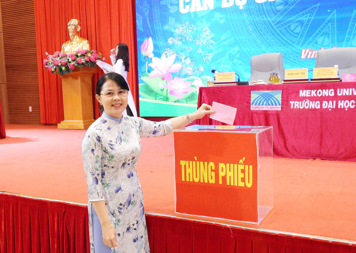 Đại biểu bỏ phiếu lấy ý kiến. Ảnh: NVD