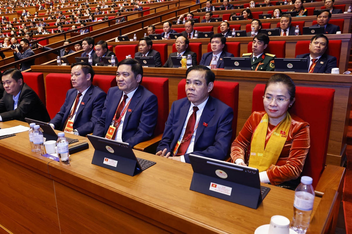 Đoàn đại biểu Đảng bộ tỉnh Nghệ An tham dự phiên thảo luận tại hội trường về các văn kiện Đại hội. 