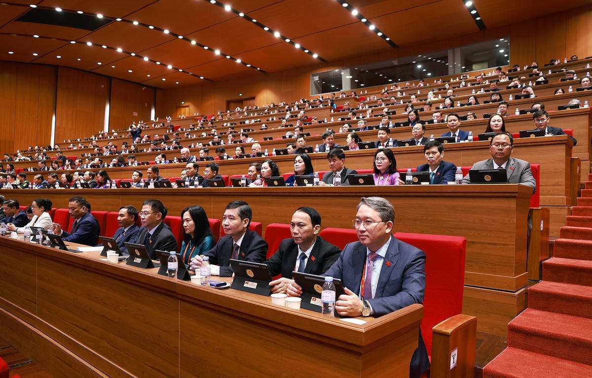 Các đại biểu dự phiên thảo luận tại hội trường về các văn kiện Đại hội.