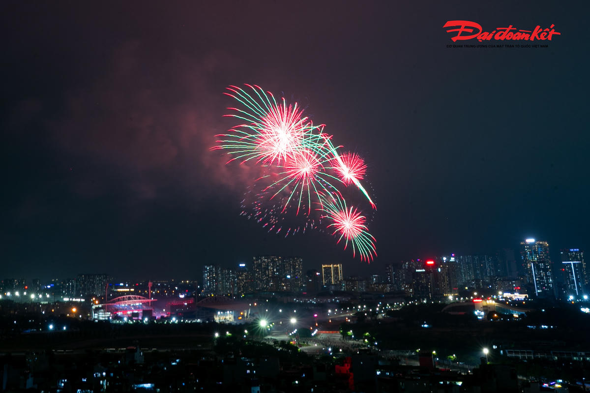 Màn bắn thử pháo hoa kéo dài khoảng 5 phút, được triển khai theo kịch bản tổng duyệt chương trình nghệ thuật “Dưới lá cờ vẻ vang của Đảng”.&nbsp;