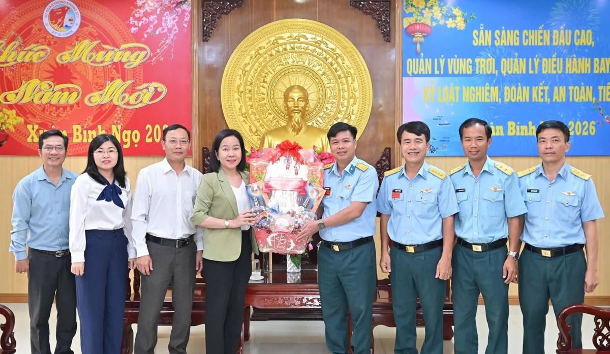 Bà Hà Hồng Hạnh, Phó Trưởng Ban Tuyên giáo và Dân vận Tỉnh ủy  Khánh Hòa cùng đoàn công tác tặng quà Sư đoàn Phòng không 377. (ảnh V.T)