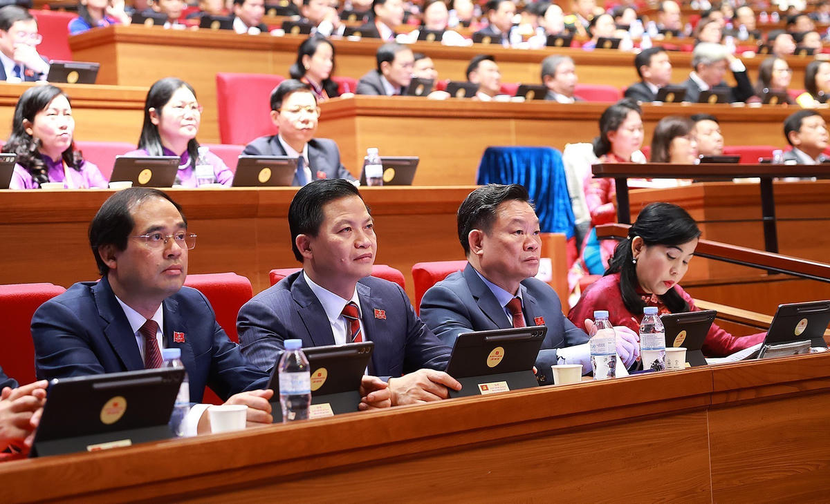 Đoàn đại biểu Đảng bộ tỉnh Thái Nguyên dự phiên thảo luận tại hội trường về các văn kiện Đại hội.