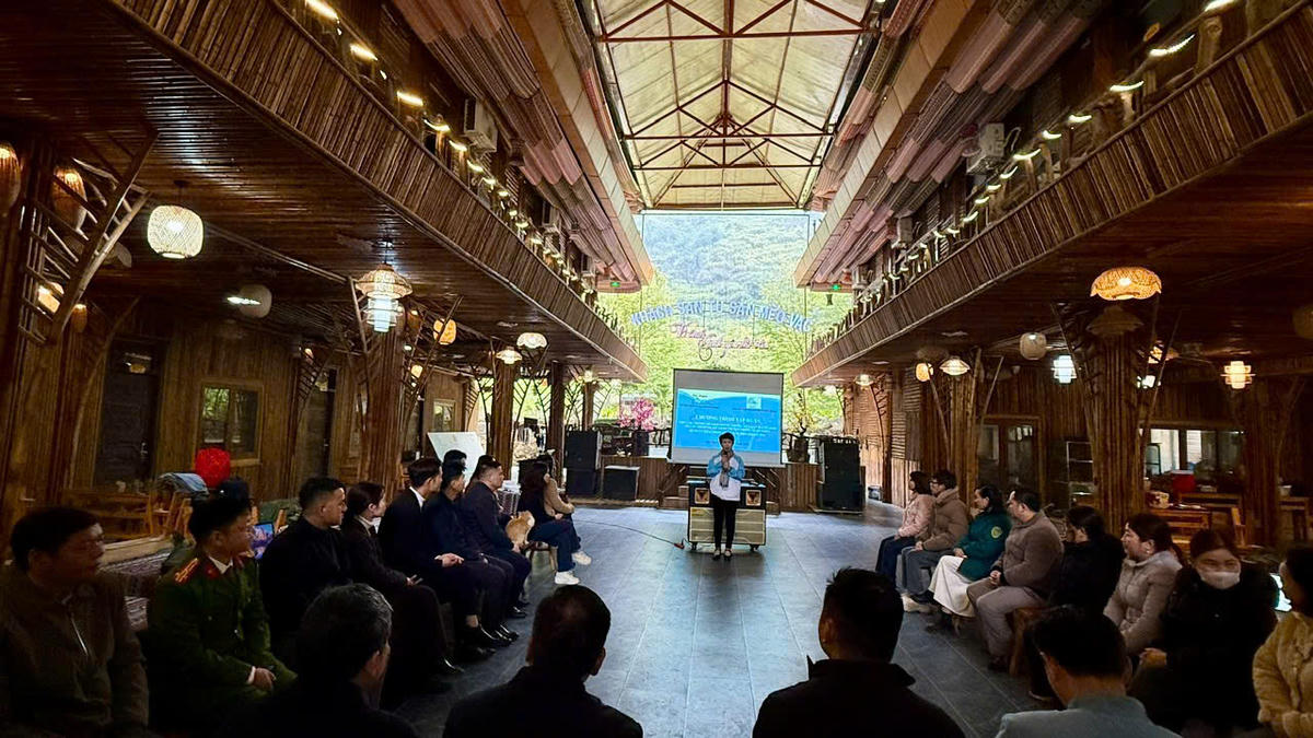 Lãnh đạo Hội LHPN tỉnh Tuyên Quang phát biểu tại chương trình tập huấn. Ảnh: X.T