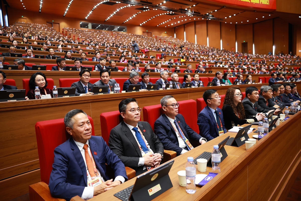 Các đại biểu dự phiên thảo luận tại hội trường về các văn kiện Đại hội.