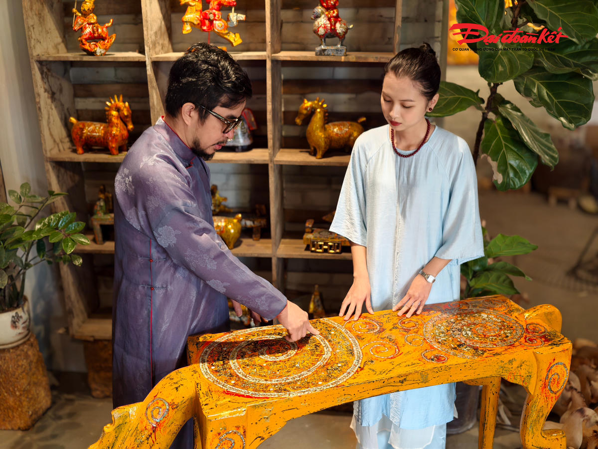 “Bát Mã Truy Phong” được chế tác từ gỗ phủ sơn mài, chủ đạo là hai gam vàng và đỏ – biểu trưng cho phúc lộc, thịnh vượng, may mắn và khởi đầu mới trong văn hóa Tết Việt. Trên nền màu ấy, những dáng ngựa hiện lên ấm áp, sống động, mang hơi thở mùa Xuân lan tỏa trong không gian làng cổ.