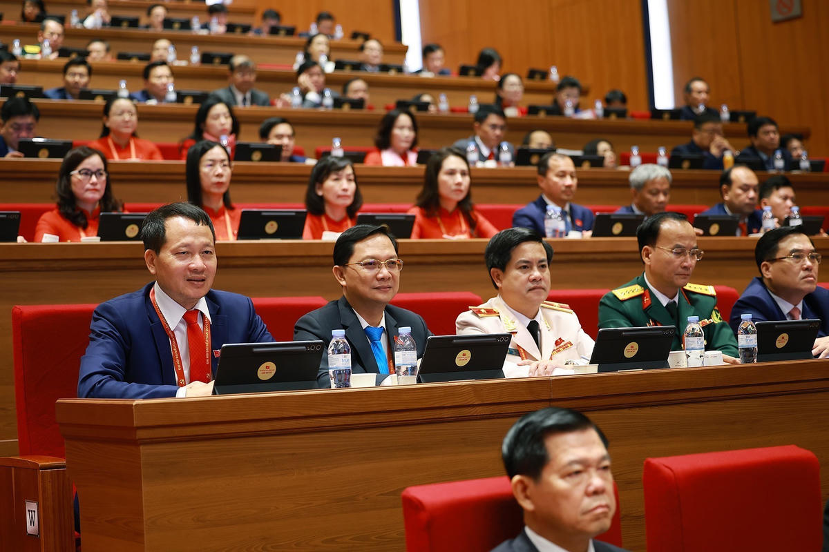 Các đại biểu dự phiên thảo luận tại hội trường về các văn kiện Đại hội.