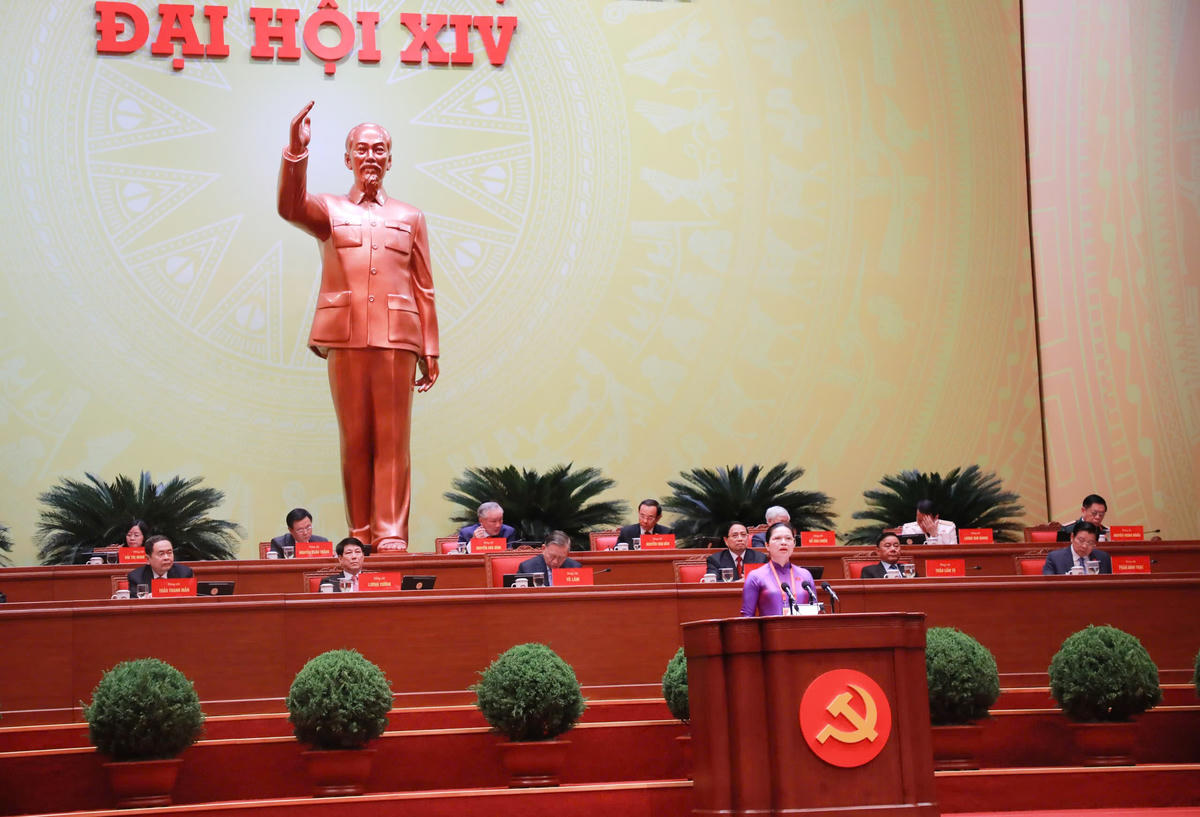 Đồng chí Hà Thị Nga, Ủy viên Trung ương Đảng, Phó Bí thư Thường trực Đảng ủy Mặt trận Tổ quốc, các đoàn thể Trung ương, Phó Chủ tịch-Tổng Thư ký Ủy ban Trung ương Mặt trận Tổ quốc Việt Nam, tham luận tại Đại hội