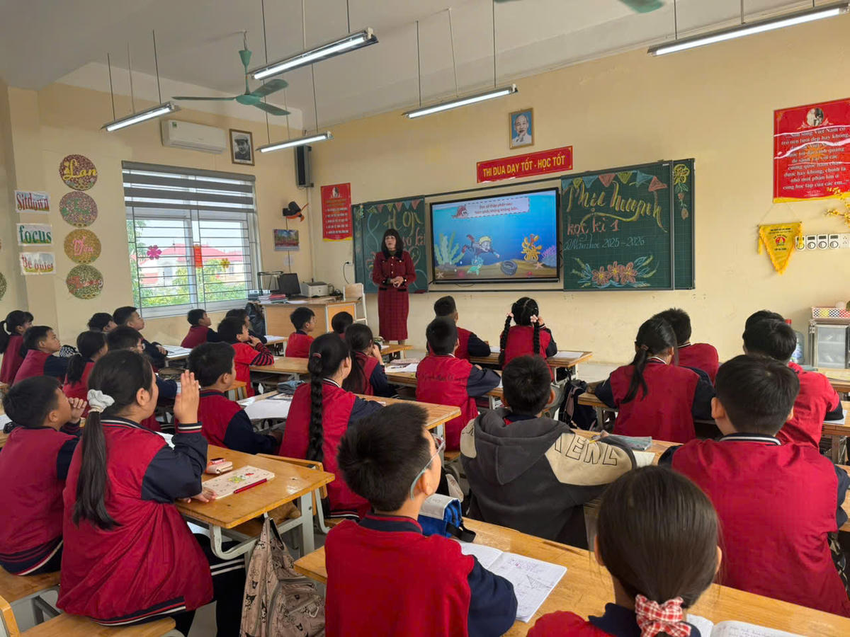 Một giờ học của cô và trò Trường Tiểu học Tây Tựu A (Hà Nội). Ảnh: Nguyễn Hoài