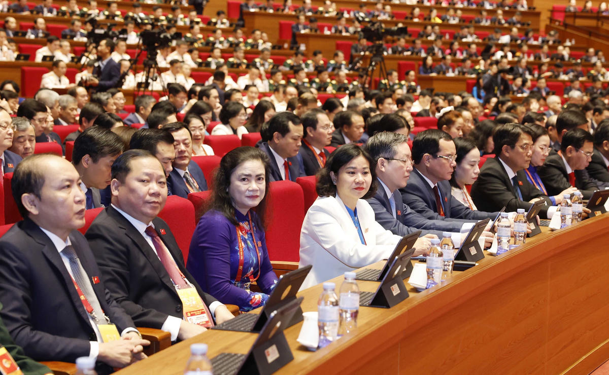 Đại biểu dự phiên thảo luận tại hội trường về các văn kiện Đại hội. 