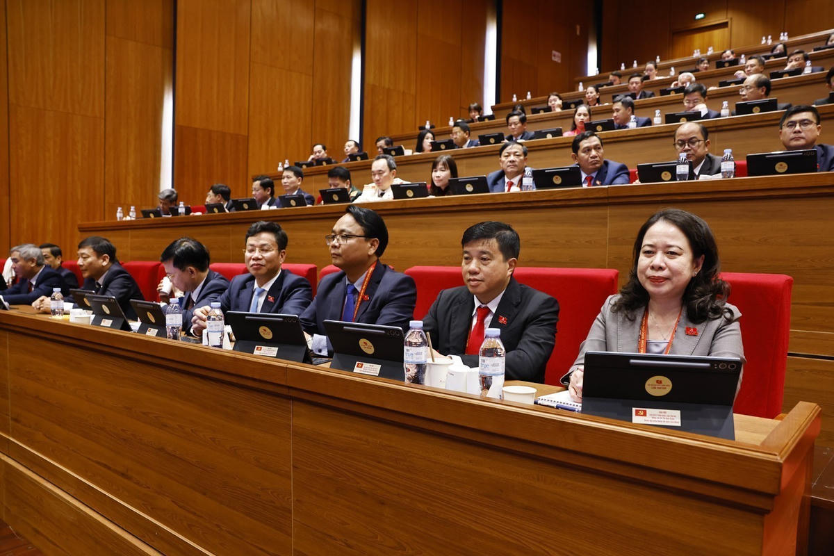 Đoàn đại biểu Đảng bộ tỉnh Lâm Đồng dự phiên thảo luận tại hội trường về các văn kiện Đại hội. 