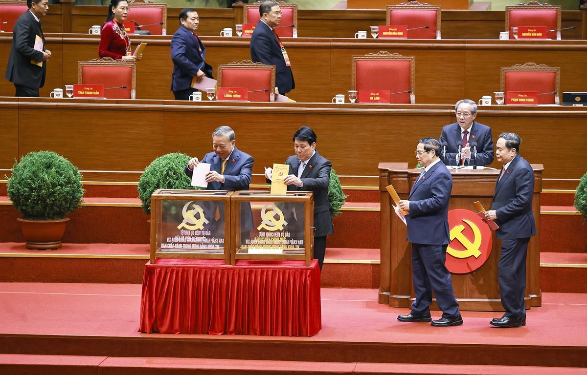 Các đồng chí lãnh đạo Đảng, Nhà nước bỏ phiếu bầu Ban Chấp hành Trung ương Đảng khóa XIV.