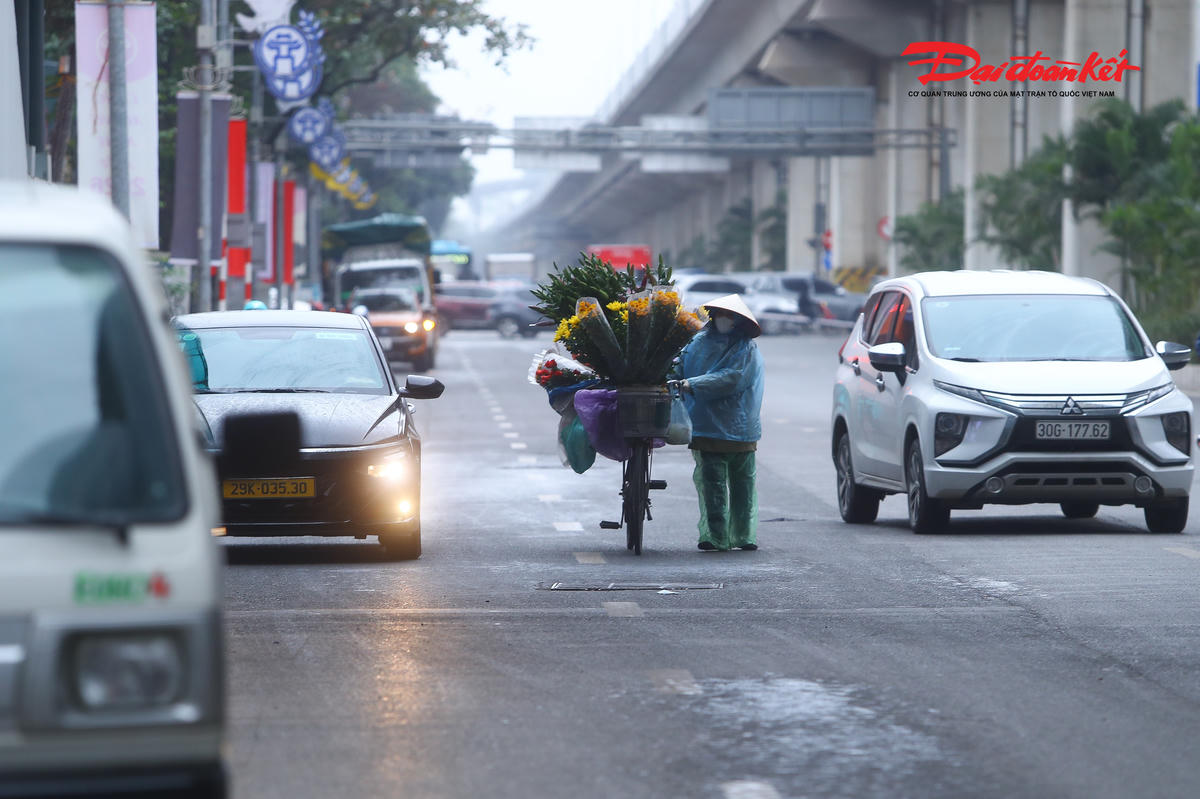 "Thời tiết TP Hà Nội, nhiệt độ thấp nhất 10-12 độ, nhiệt độ cao nhất 12-14 độ. Nhiều mây, ngày có mưa nhỏ, đêm có mưa vài nơi. Gió đông bắc cấp 2-3. Trời rét đậm, rét hại", theo Trung tâm Dự báo Khí tượng Thủy văn Quốc gia.