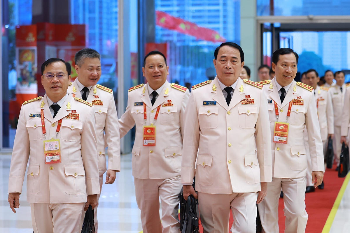 Các đại biểu đến dự ngày làm việc chính thức thứ ba Đại hội XIV của Đảng, sáng 22/1.