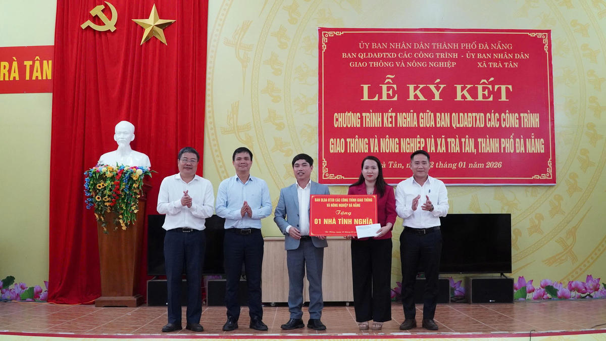Lãnh đạo Ban Quản lý dự án đầu tư xây dựng các công trình giao thông và nông nghiệp Đà Nẵng tặng 1 nhà tình nghĩa cho xã Trà Tân. Ảnh: CV.