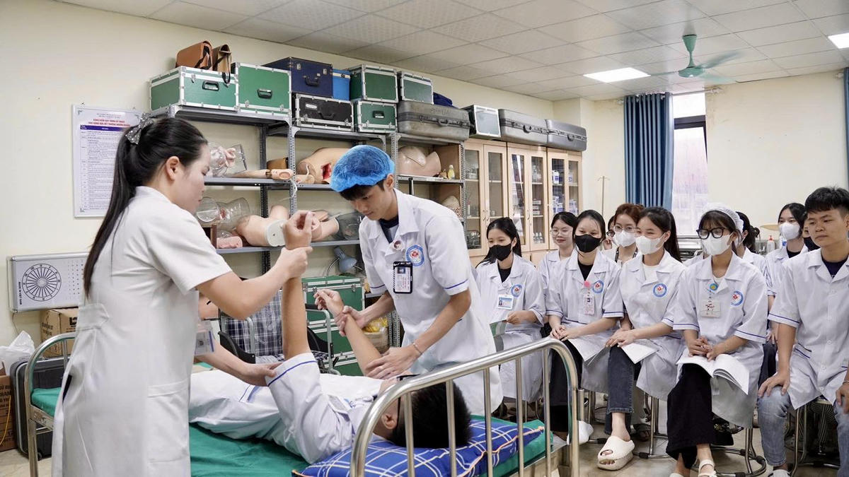 Sinh viên Y học cổ truyền trong giờ học thực hành (ảnh TL)&nbsp;