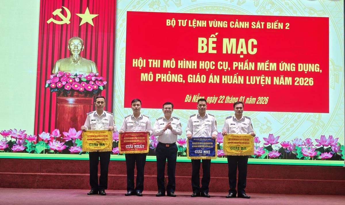 Trao giải cho các tập thể cá nhân có các mô hình, sản phẩm xuất sắc nhất. Ảnh: CV.