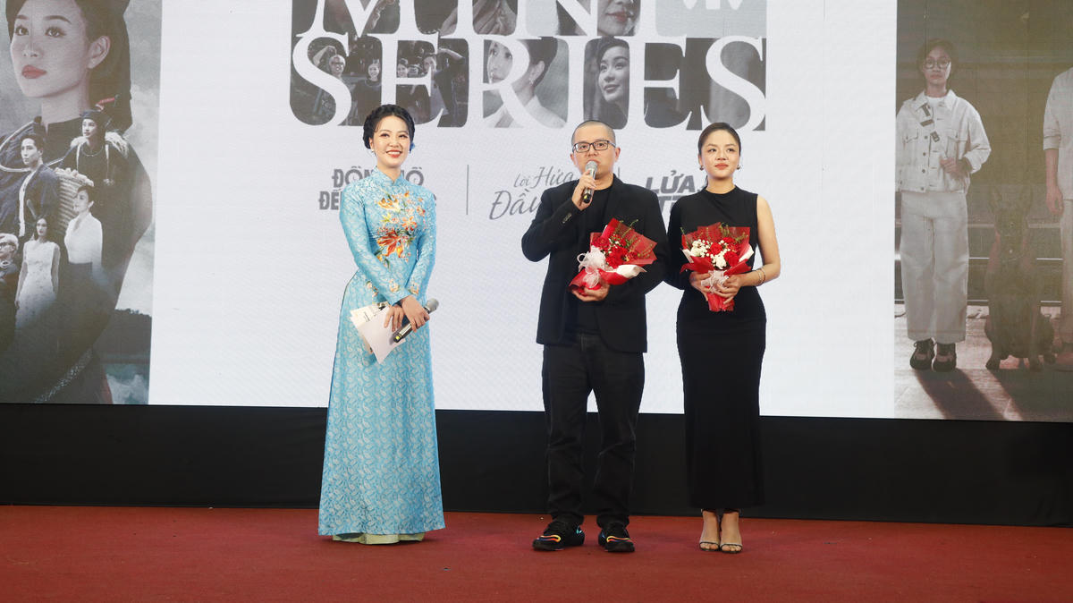 Đạo diễn Bùi Quốc Việt và diễn viên Thu Quỳnh chia sẻ về phim “Lửa trắng” tại buổi họp báo. Ảnh: BTC.