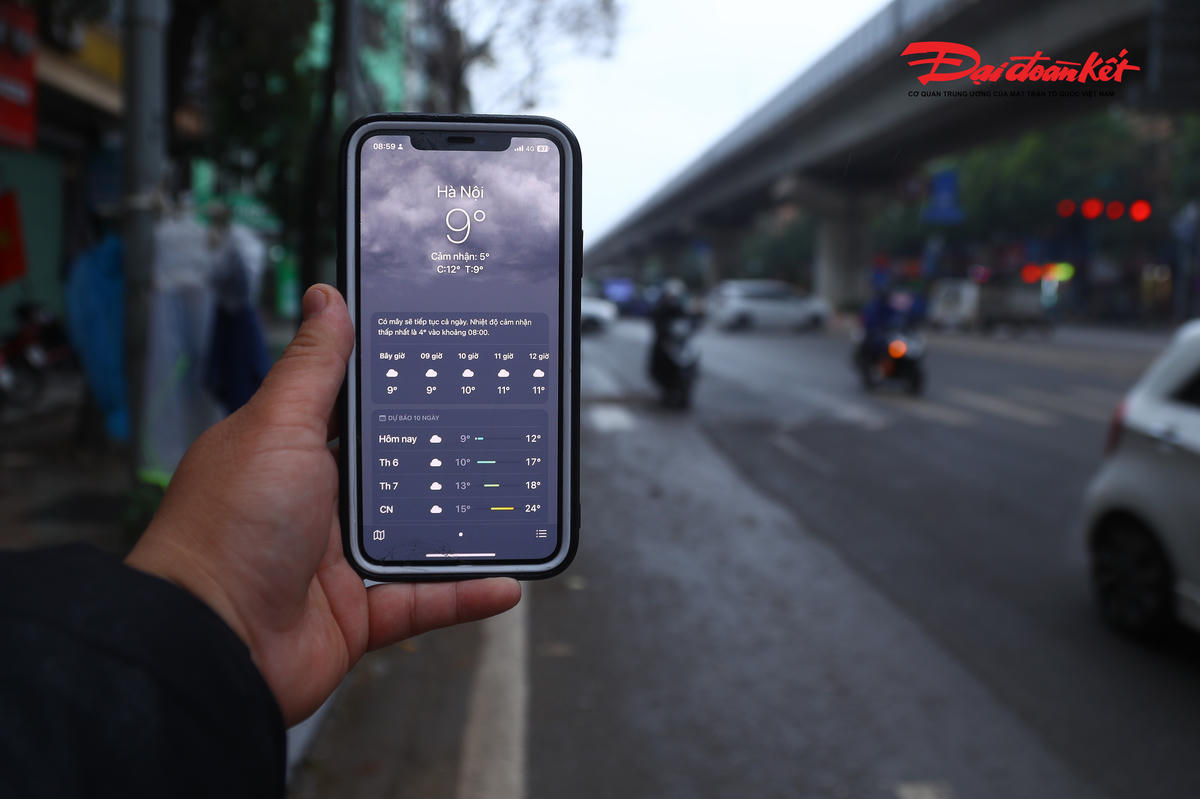 Khoảng 9h sáng nay (22/1), Hà Nội chìm trong màn mưa lạnh khi đợt không khí lạnh tăng cường mạnh tràn xuống Bắc Bộ. Nhiệt độ tại nhiều khu vực trong nội thành ghi nhận ở mức thấp, phổ biến khoảng 9-10 độ C, có nơi cảm nhận thực tế còn thấp hơn do mưa và gió Đông Bắc thổi mạnh.