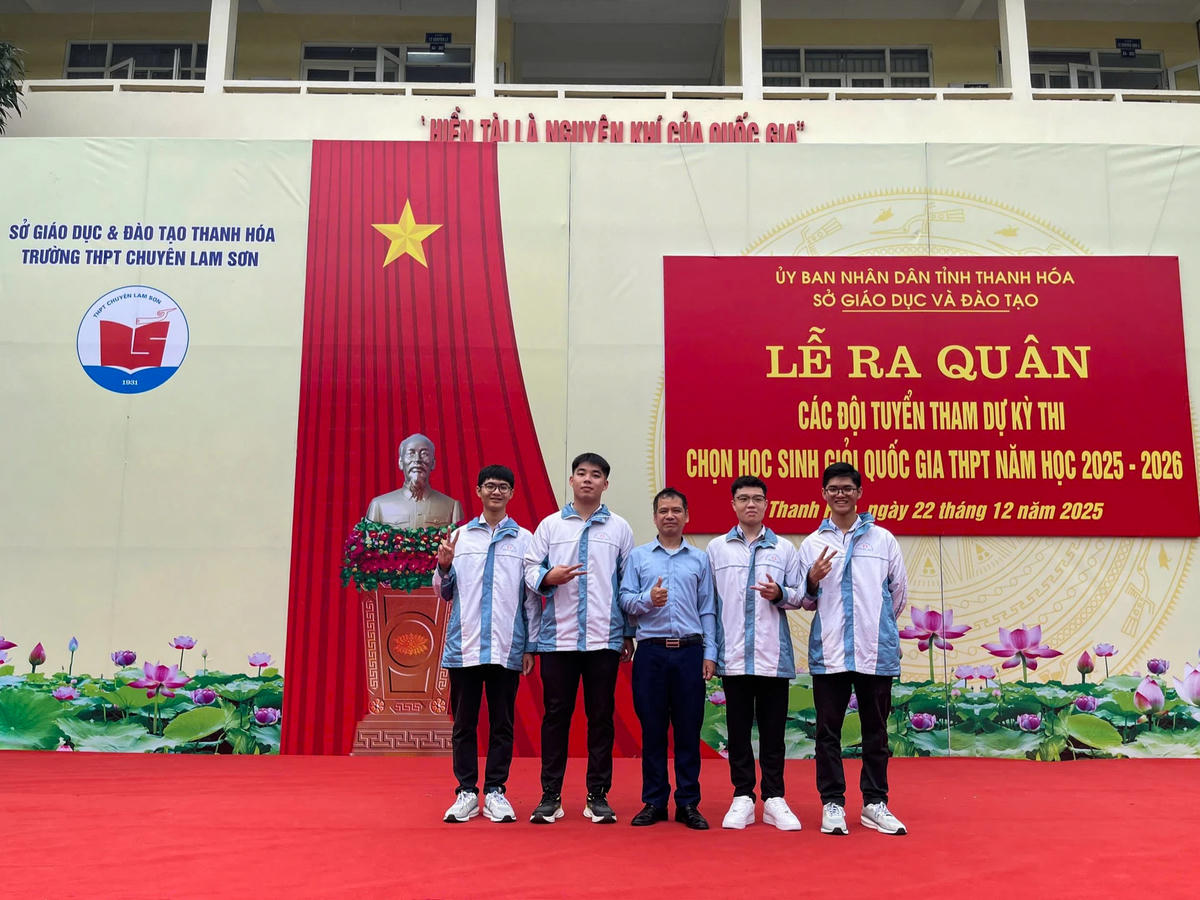 Lê Vĩnh Kỳ (ngoài cùng bên trái) và Lê Phúc Khánh (ngoài cùng bên phải) tại lễ ra quân ở Trường THPT chuyên Lam Sơn. Ảnh: NVCC