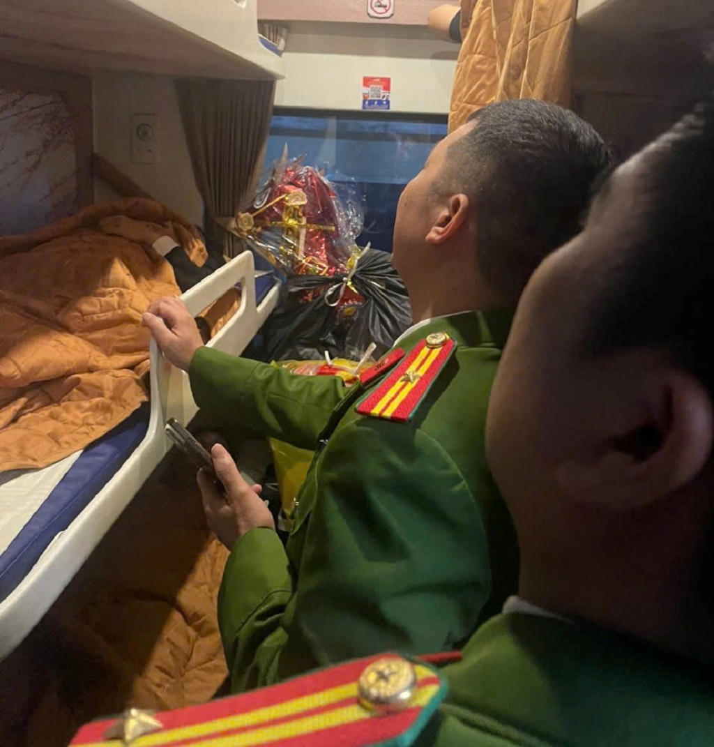 Công an phường Vinh Hưng lên tàu hoả tìm, giải cứu an toàn em A. Ảnh: Công an tỉnh Nghệ An