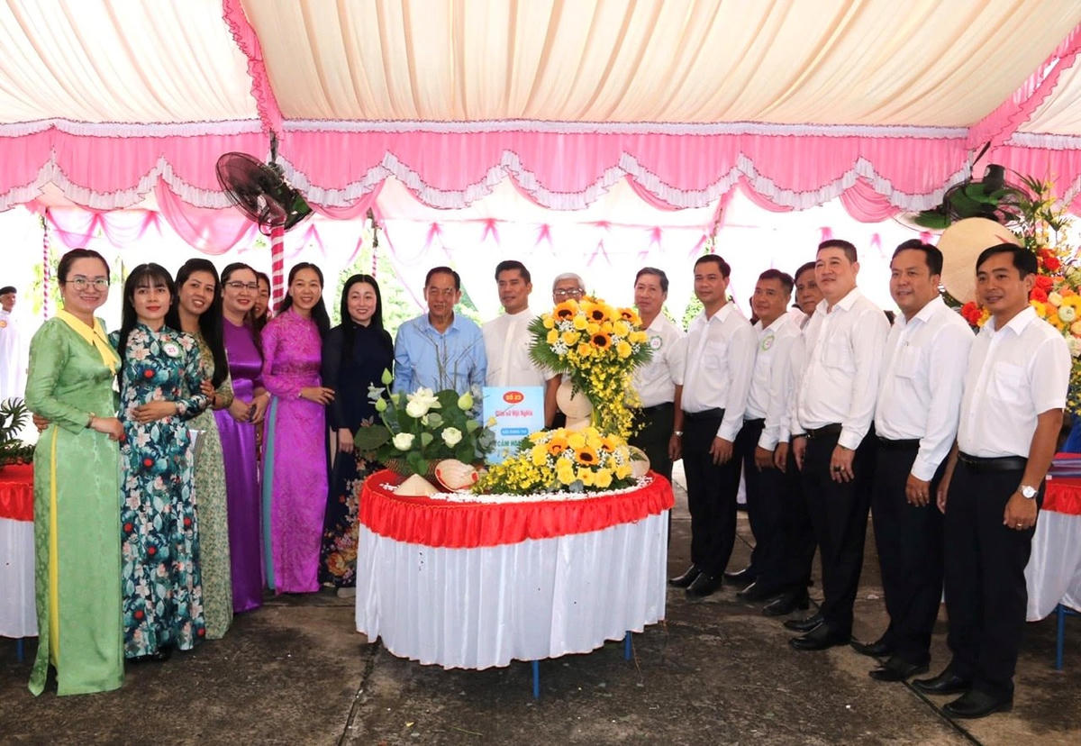 Bà Nguyễn Thị Hồng Sen (bìa trái, ngoài cùng) tại Hội thi “Bữa cơm đoàn kết các Dân tộc - Tôn giáo ”. Ảnh: Q.Đ.