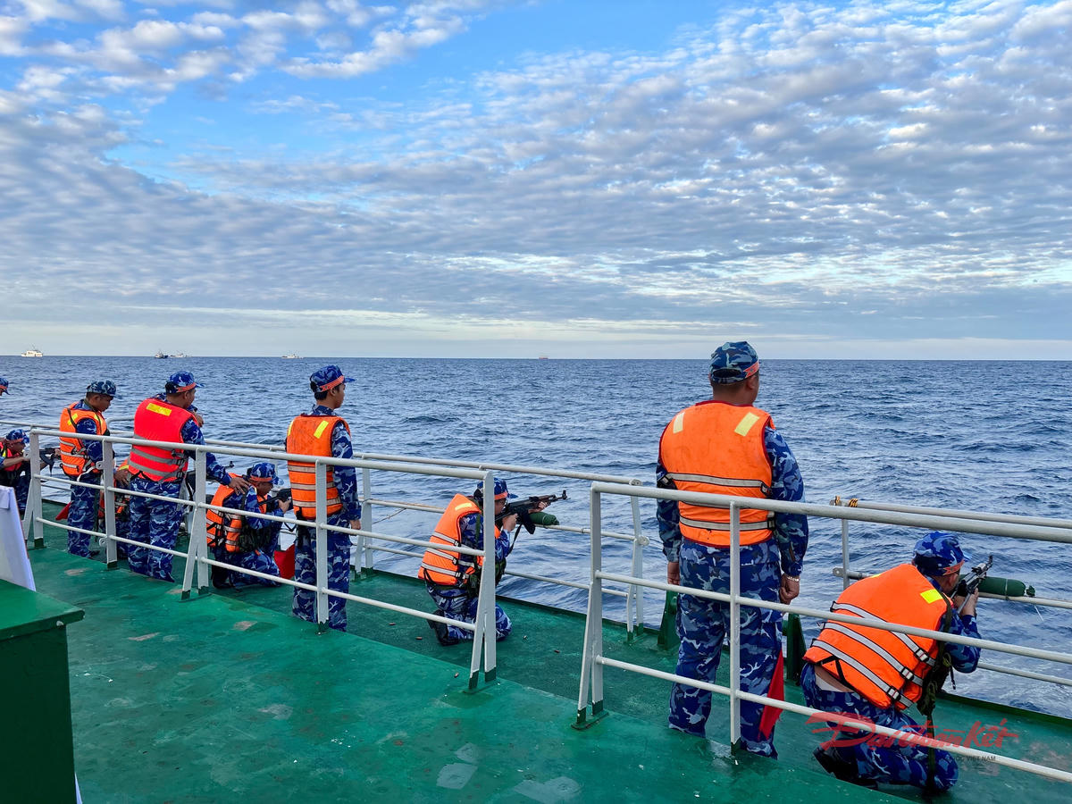 Huấn luyện thực hành bắn súng tiểu liên AK trên biển. Ảnh: Đức Định.